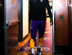 爱游戏体育- 詹姆斯在德国队比赛中逆转,出色防守引发热议的是谁 