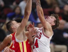 AYX-詹姆斯在公牛比赛中战术调整，突破纪录引发热议！的简单介绍