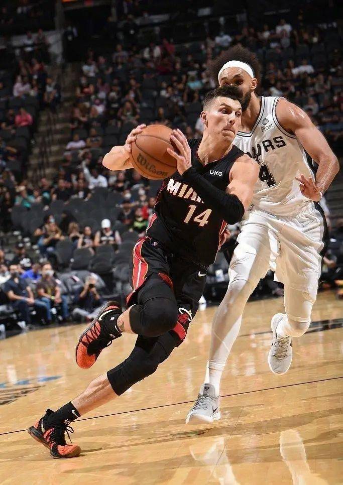 爱游戏体育-包含Rookie新星关键助攻表现惊艳，热火未来可期！的词条